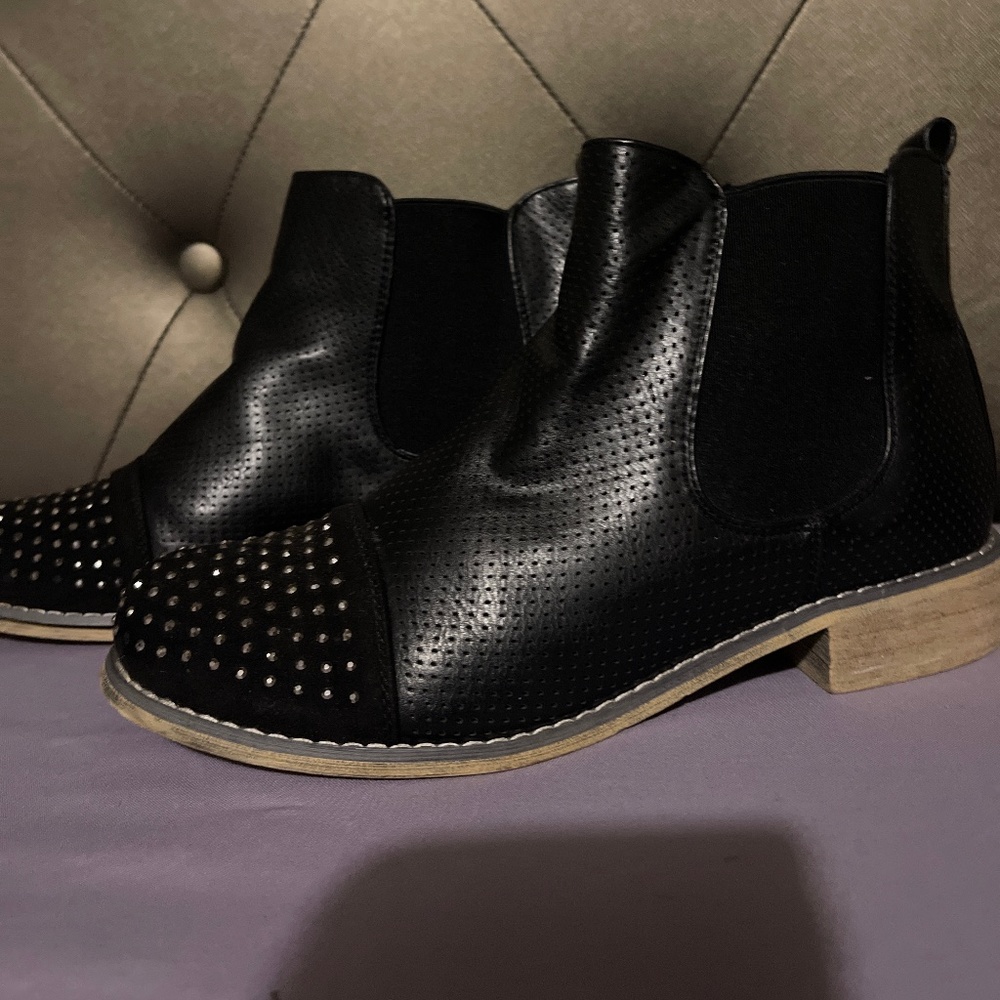 Studded ankle bootie’s